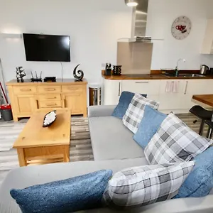 Chalet Let, Ferndown